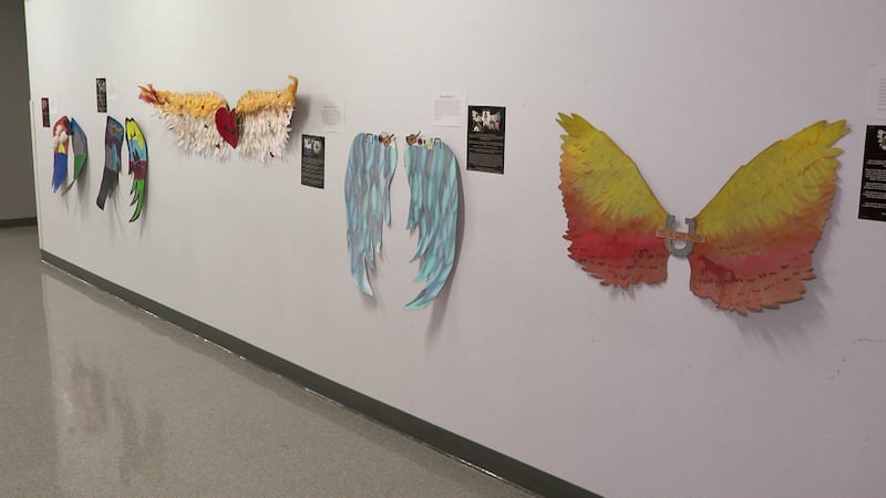 Los estudiantes de arte de la escuela secundaria Cadwallader exhiben su proyecto de «Alas de...