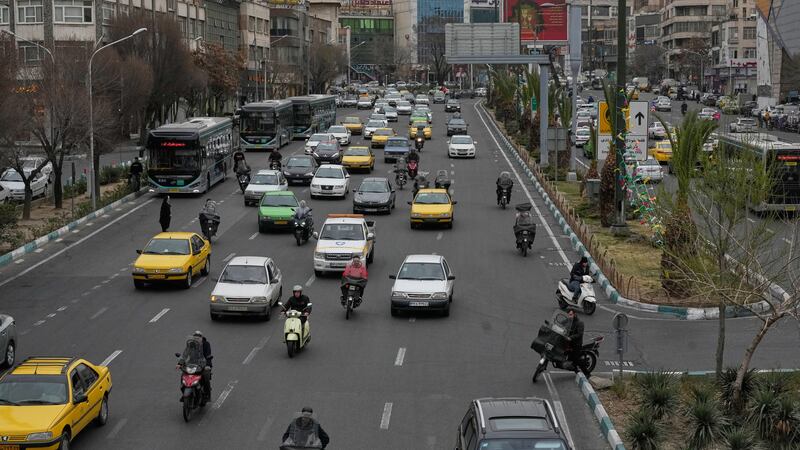 Vehículos circulando por el centro de Teherán, Irán, el martes 24 de febrero de 2026. (AP...