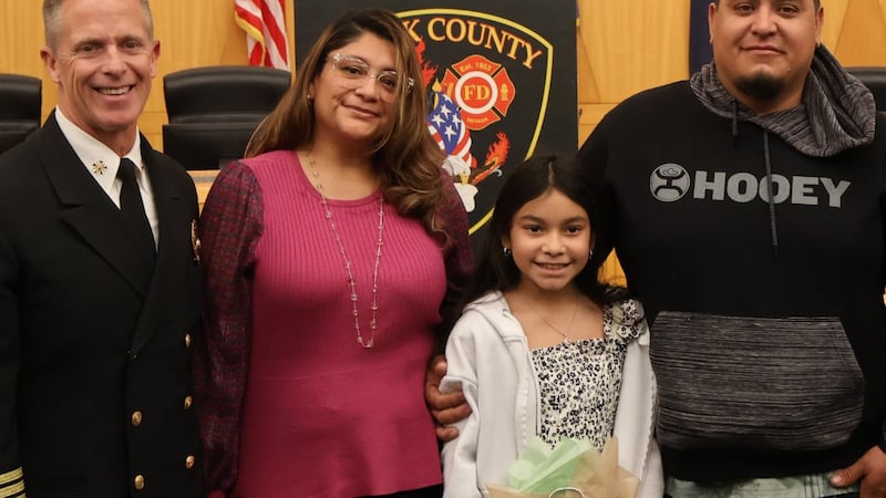 Una estudiante local está siendo aclamada como un héroe después de que su rápida reacción...