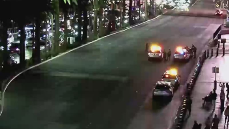 La policía dice que dos personas fueron transportadas al hospital el viernes, una de ellas con...