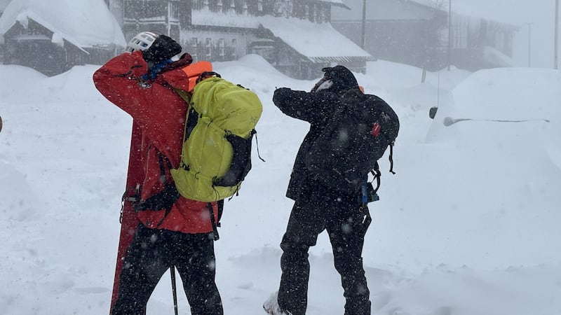 Al menos 10 personas desaparecidas tras una avalancha en una montaña de California.
