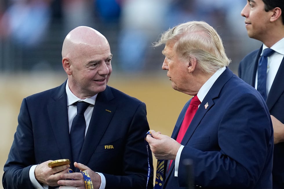 El presidente Donald J. Trump charla con el presidente de la FIFA Gianni Infantino durante la...
