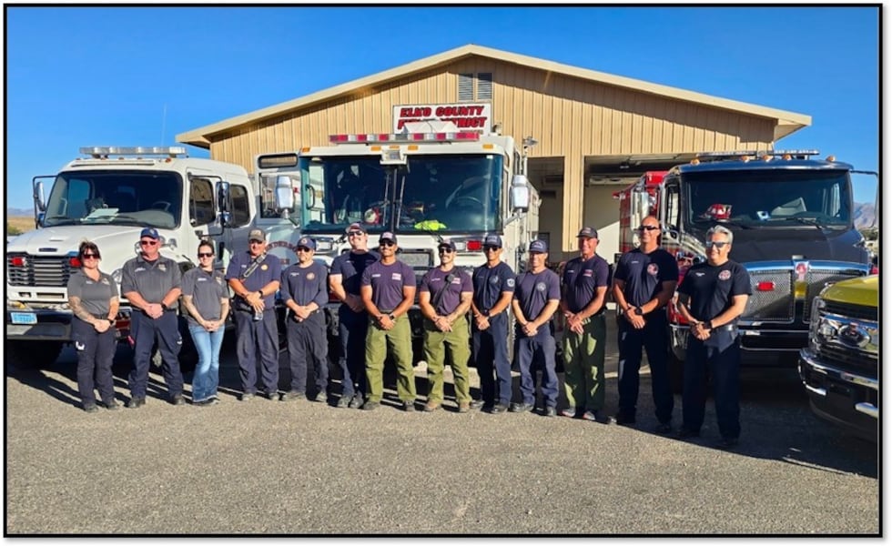 Los bomberos del equipo de intervención del sur de Nevada regresan a casa tras su despliegue...