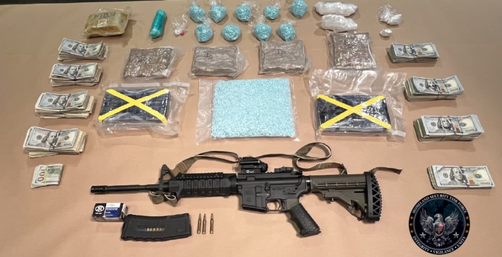 Dos hombres han sido arrestados tras una incautación masiva de drogas realizada por agentes...