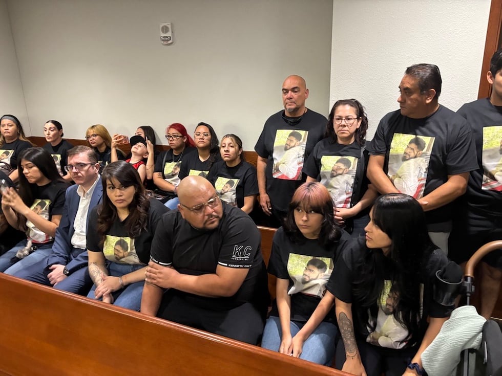 La familia de Ivan Aguilera, de 29 años, asiste a la comparecencia judicial del sospechoso...