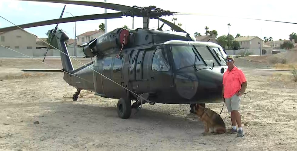 Un helicóptero estacionado cerca de Bermuda y Pebble, en Las Vegas, cuenta con el permiso del...