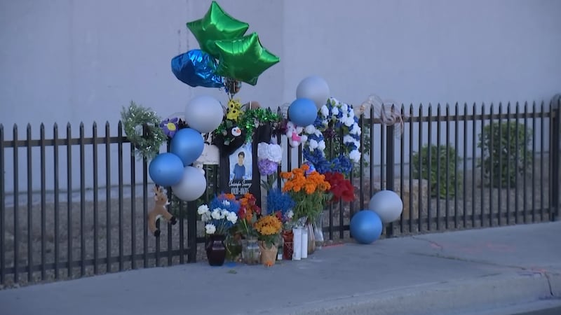 En Las Vegas, Nevada, se encuentra un memorial improvisado con globos, flores y velas en honor...