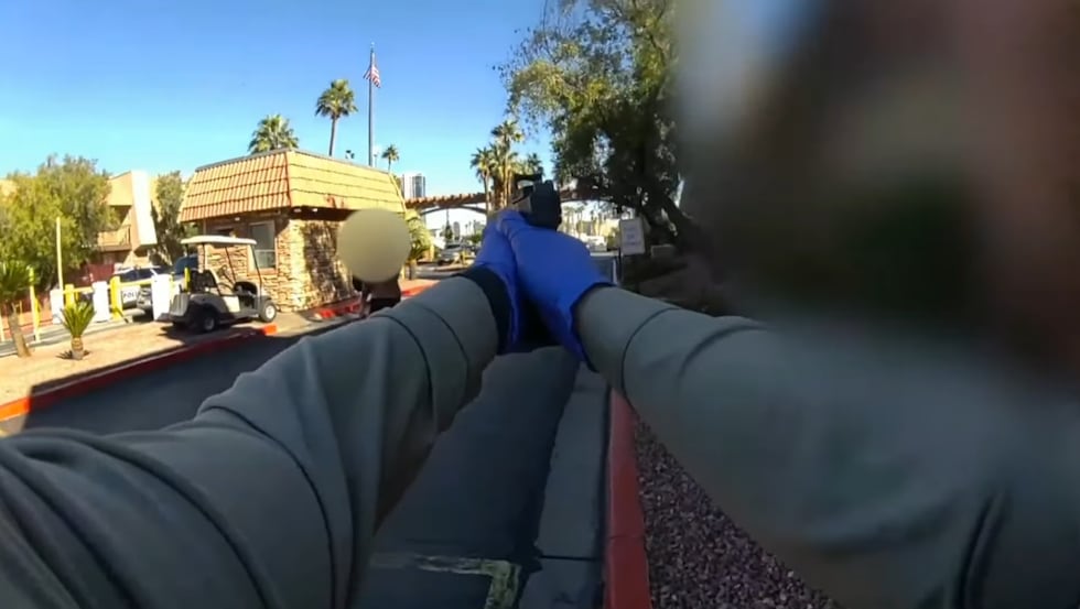 El video de una cámara corporal muestra el incidente en el que un oficial del Departamento de...