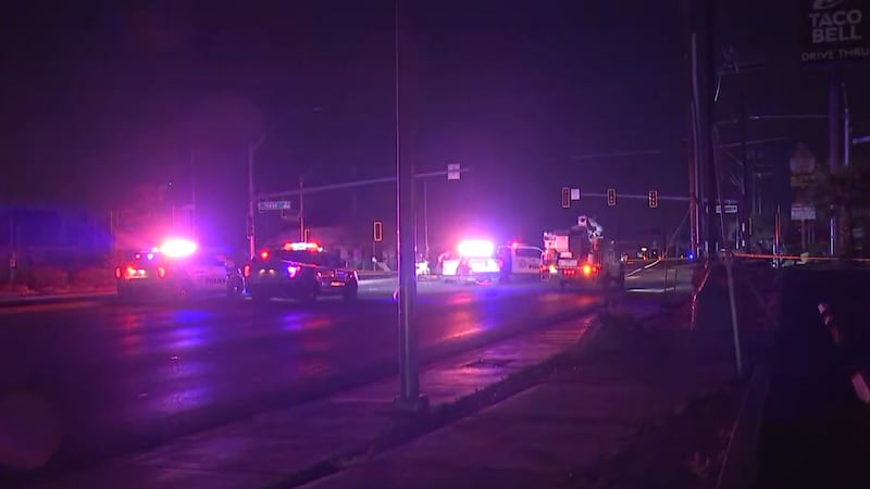 Una intersección en el valle sureste permanece cerrada el martes por la mañana, después de que...