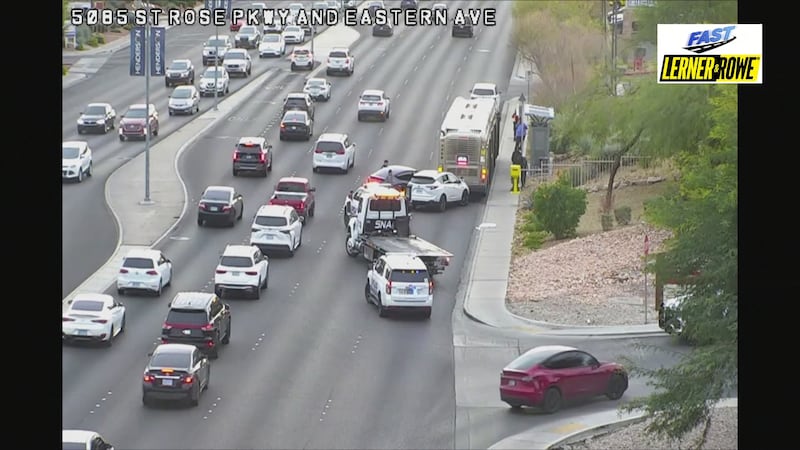 La policía y los servicios de emergencia acudieron al lugar de un accidente de tráfico en el...