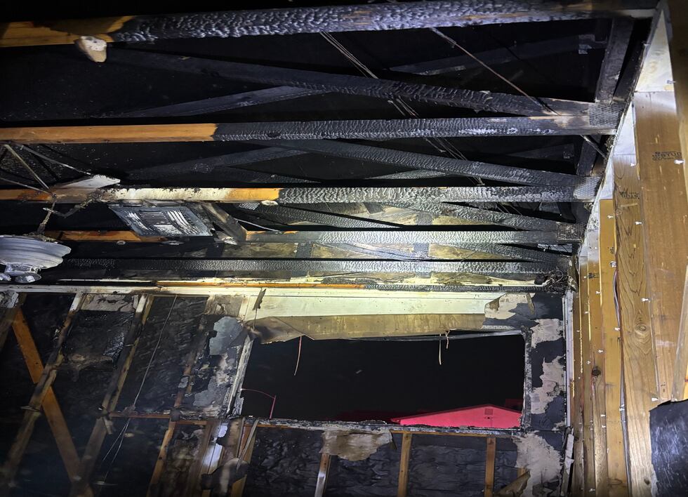 Los bomberos del Condado Clark respondieron a un incendio en un apartamento en el este de Las...