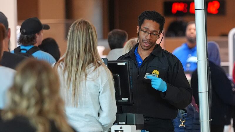 Los viajeros en EE. UU. sin una identificación REAL ID deberán pagar una tarifa de $45 para...