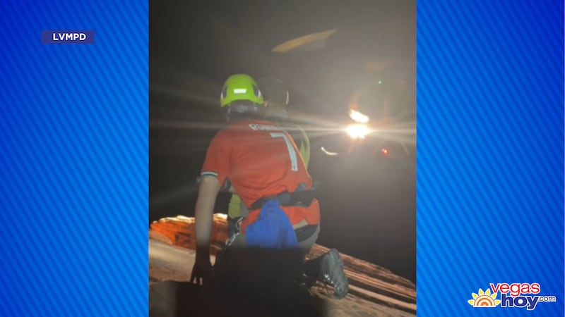 El equipo de Búsqueda y Rescate de Las Vegas evacúa por aire a dos escaladores del Valle del...