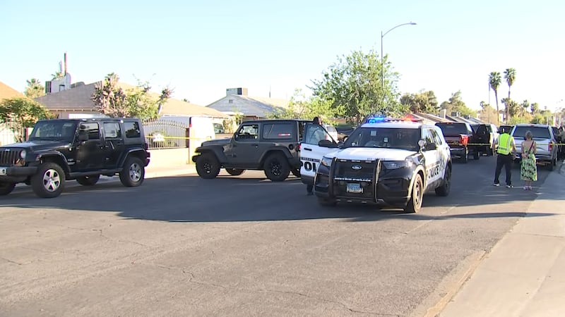 La policía responde a un accidente mortal cerca de la calle 15 y Charleston Blvd el jueves 19...