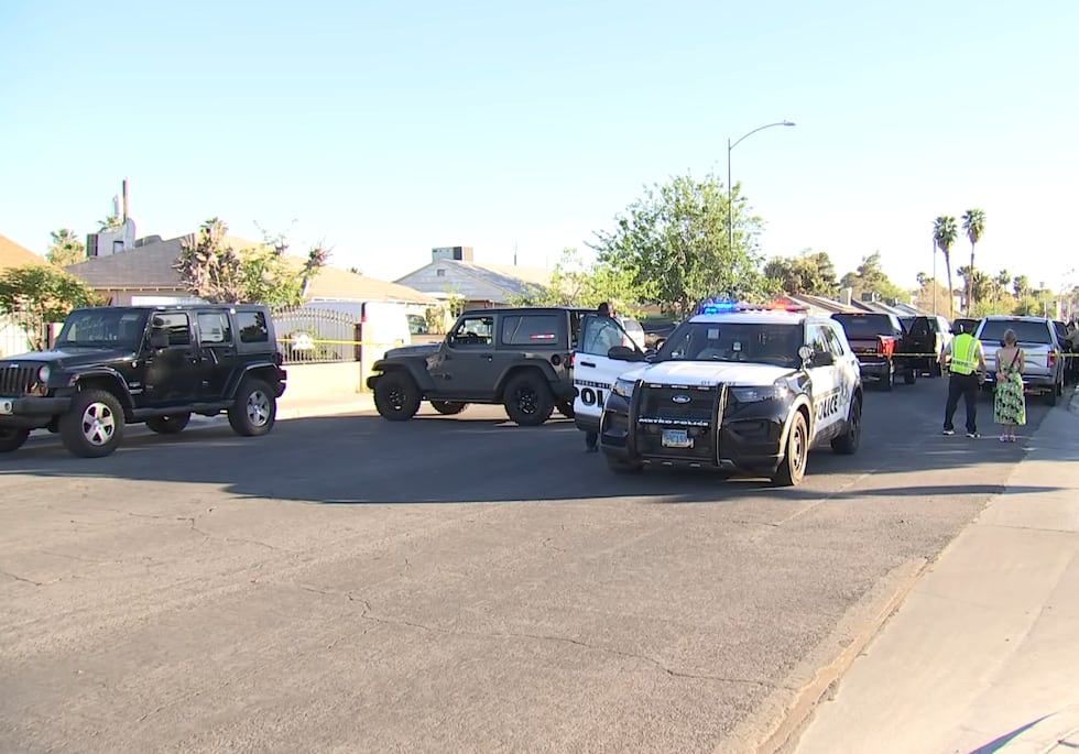 La policía responde a un accidente mortal cerca de la calle 15 y Charleston Blvd el jueves 19...