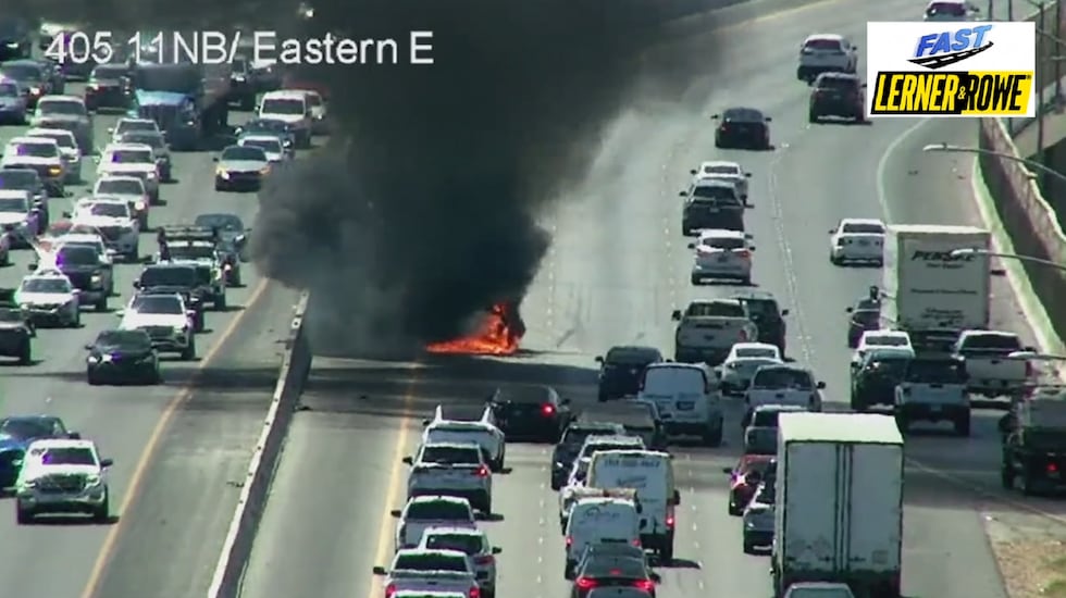 Un choque entre tres vehículos en Las Vegas provoca un incendio en la I-11, a la altura de...