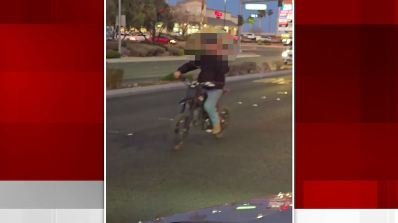 Un nuevo video muestra a jóvenes motociclistas zigzagueando entre el tráfico e ignorando las...