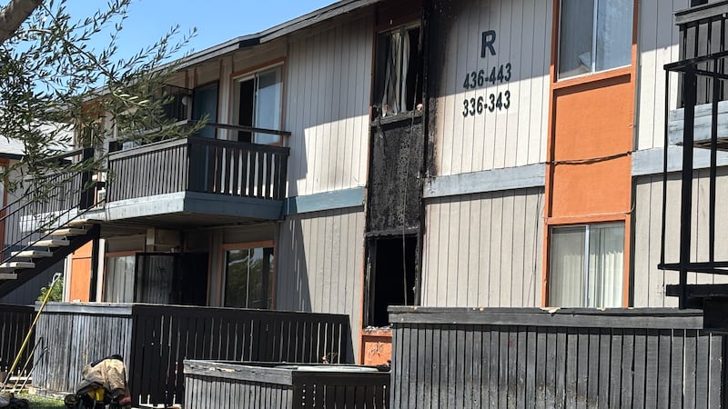 El Departamento de Bomberos del Condado Clark responde a un incendio en un complejo de...
