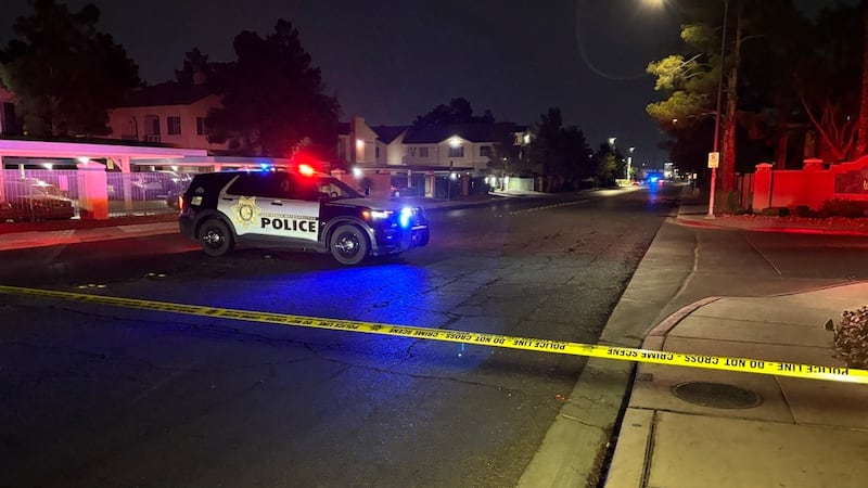 La policía de Las Vegas investiga un tiroteo en el sur del valle que dejó dos personas muertas...