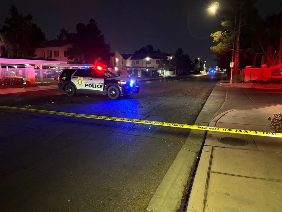 La policía de Las Vegas investiga un tiroteo en el sur del valle que dejó dos personas muertas...