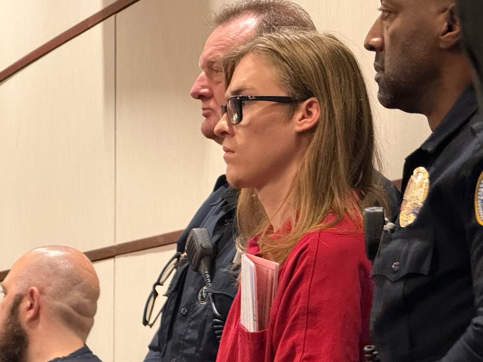 Tyler Matthew Johns, de 22 años, permanece bajo custodia sin derecho a fianza y enfrenta...