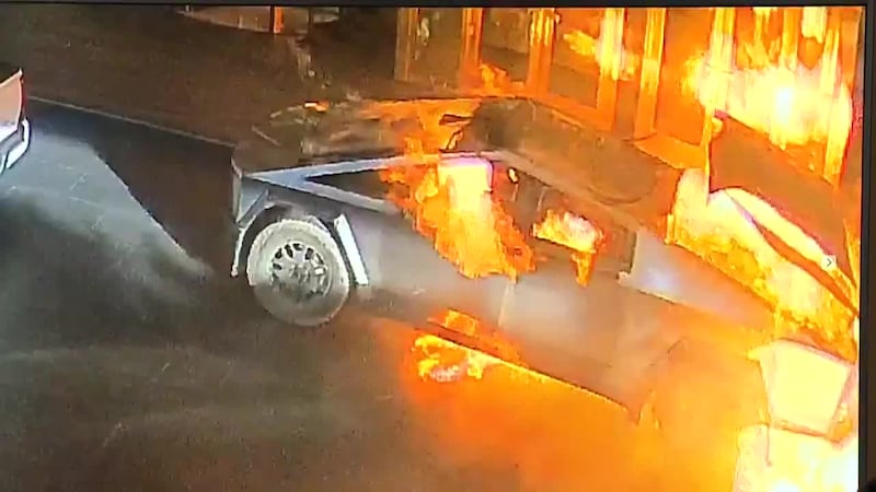 Un vídeo de vigilancia muestra al sospechoso del atentado de Las Vegas vertiendo combustible...