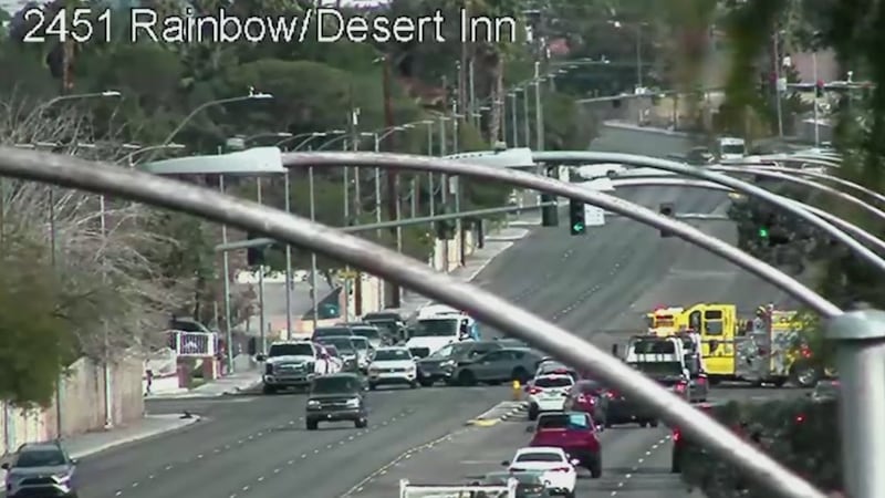 La policía metropolitana de Las Vegas está investigando una colisión múltiple que provocó el...