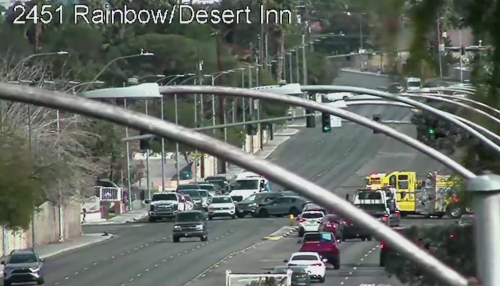 La policía metropolitana de Las Vegas está investigando una colisión múltiple que provocó el...