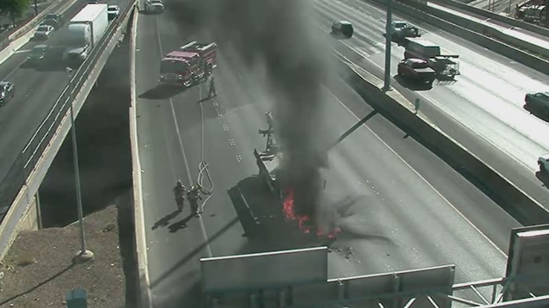 Un incendio de un vehículo está bloqueando varios carriles de la I-15 cerca de Bonanza el...