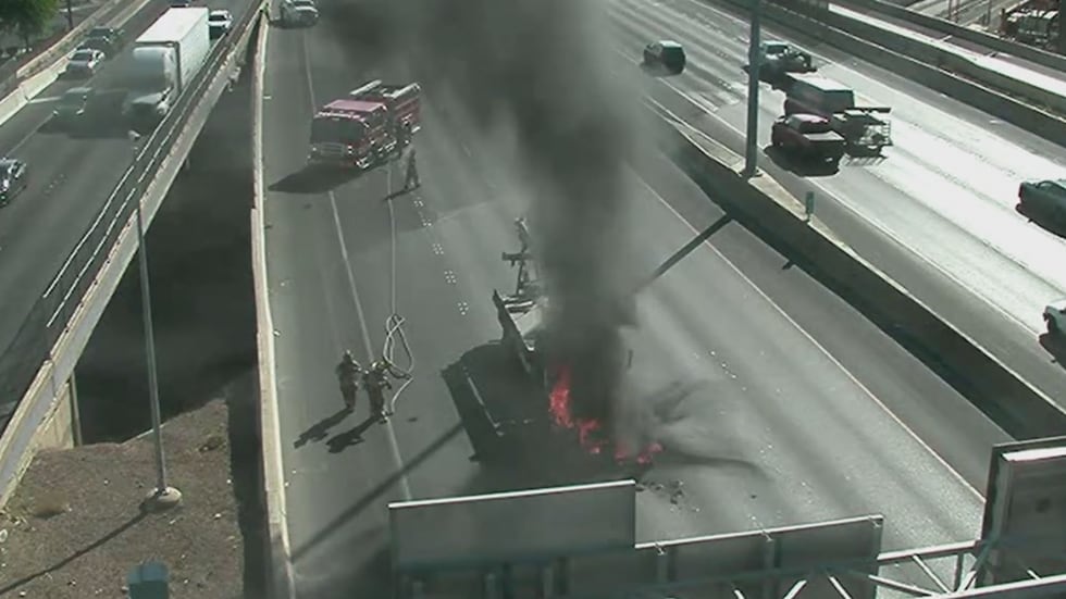 Un incendio de un vehículo está bloqueando varios carriles de la I-15 cerca de Bonanza el...