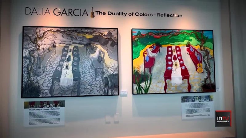 Artista Hispana llena de color concurrido aeropuerto