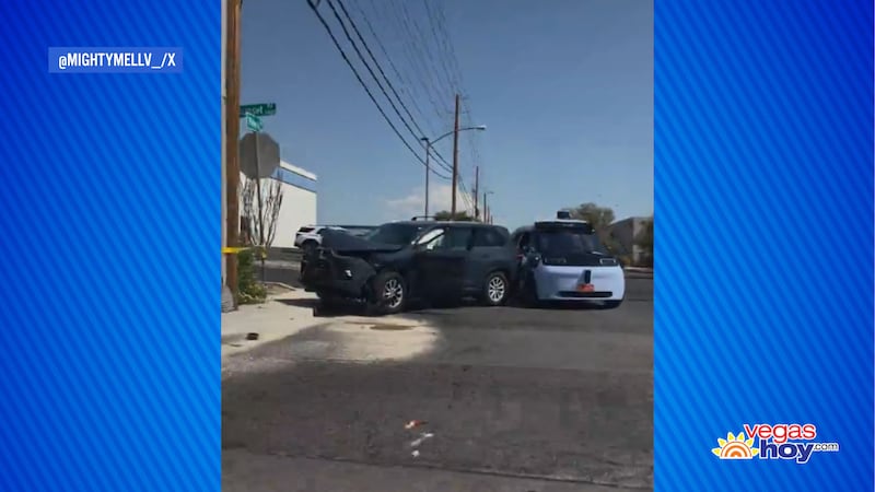 Al menos una persona resultó herida en un choque en el que se vio involucrado un vehículo de...
