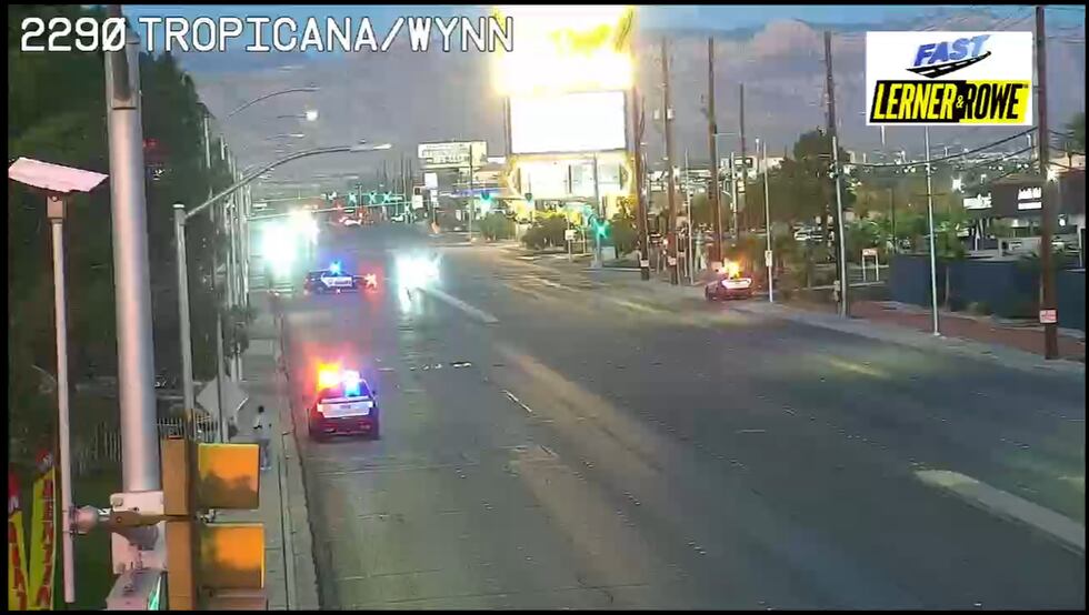 Un choque bloquea todos los carriles de una intersección en el sur de Las Vegas el viernes 5...