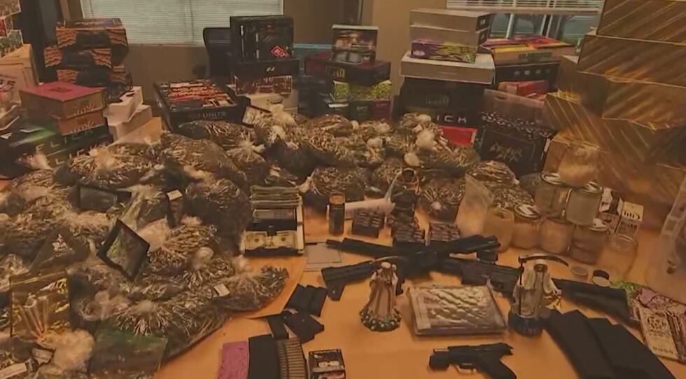 Cientos de armas de fuego ilegales y más de mil kilogramos de drogas peligrosas fueron...
