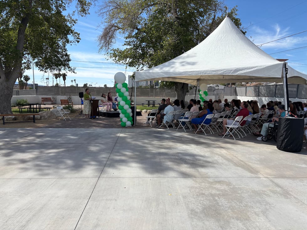 La escuela secundaria Mission inaugura un nuevo jardín para los estudiantes el sábado 26 de...
