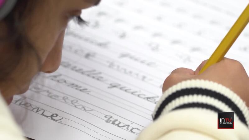 El debate sobre seguir enseñando la letra cursiva