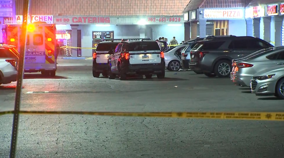 La policía de Las Vegas busca a un sospechoso implicado en un tiroteo mortal ocurrido el...