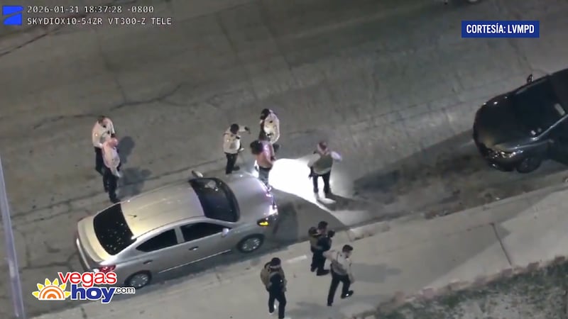 La policía de Las Vegas usa un dron para rastrear un auto robado y arrestar a un sospechoso.