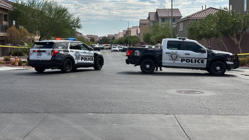 La policía de Las Vegas investiga un homicidio en un vecindario del suroeste de la ciudad.
