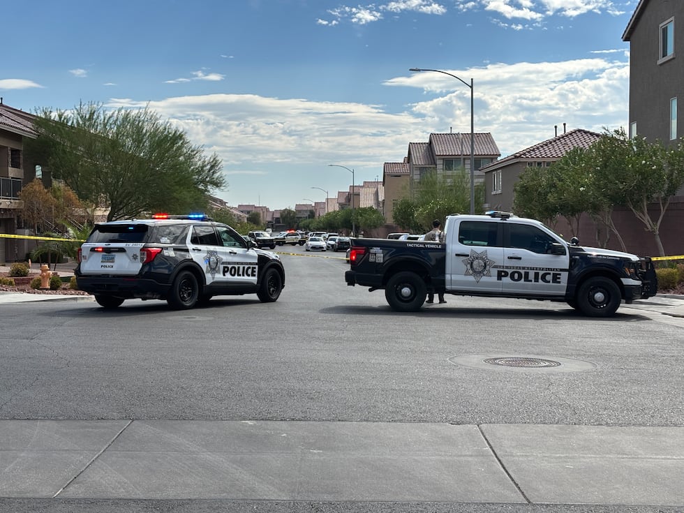 La policía de Las Vegas investiga un homicidio en un vecindario del suroeste de la ciudad.