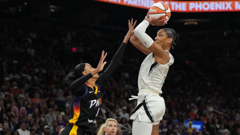 La pívot de Las Vegas Aces, A'ja Wilson (22), tira contra la delantera de Phoenix Mercury,...