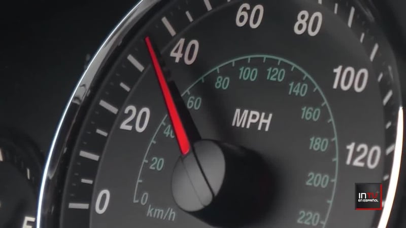 Terrorífico: Auto no se detuvo aunque apretaba el freno