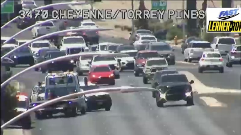 La policía de Las Vegas investiga un choque entre un vehículo y un objeto fijo cerca de West...
