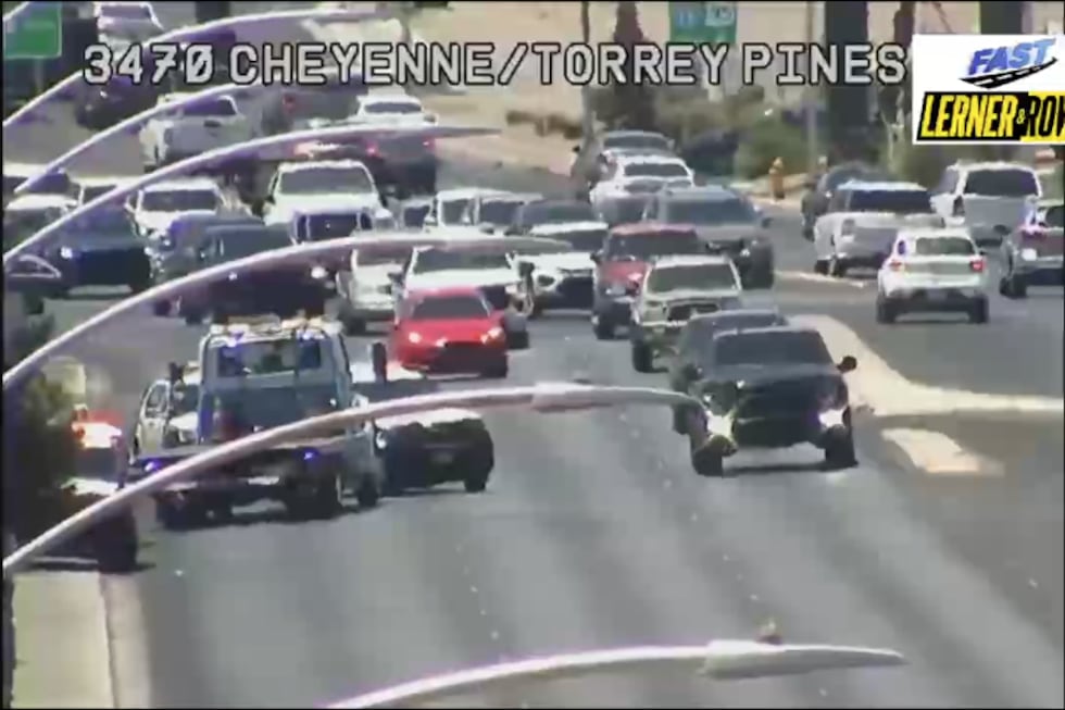 La policía de Las Vegas investiga un choque entre un vehículo y un objeto fijo cerca de West...