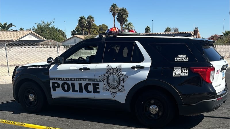 La policía de Las Vegas investiga un incidente en el que un vehículo chocó contra una...