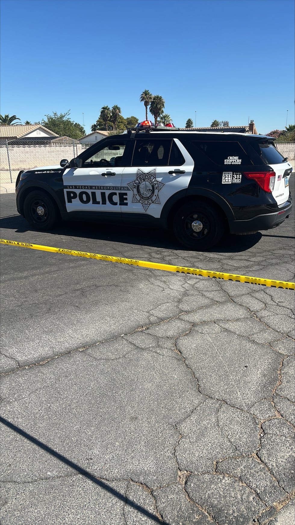 La policía de Las Vegas investiga un incidente en el que un vehículo chocó contra una...