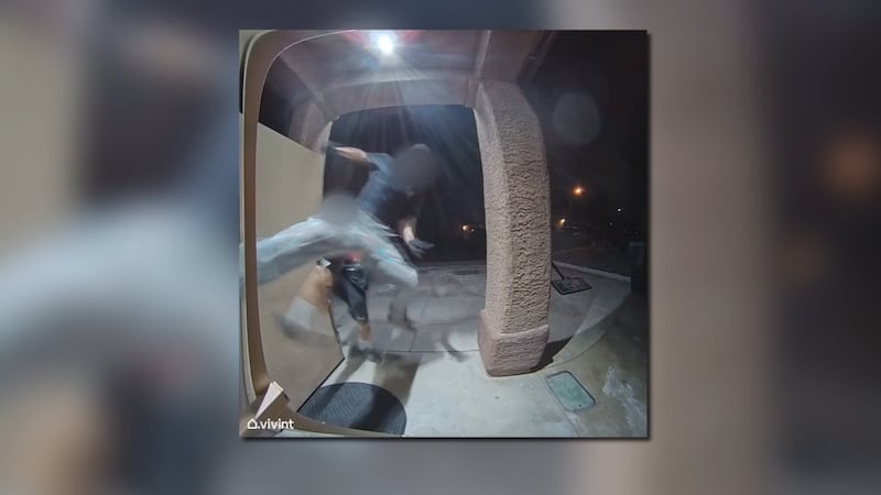 Una tendencia en las redes sociales que involucra a adolescentes que patean con fuerza las...