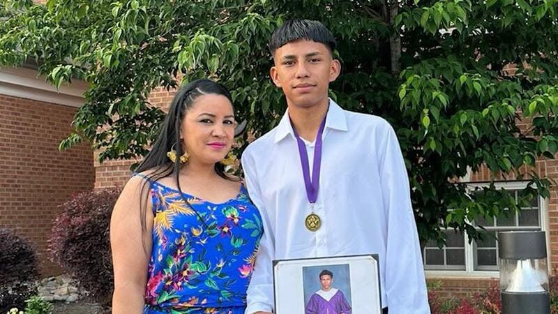 Estudiante de Tennessee cuenta lo que vivió tras ser detenido con su mamá