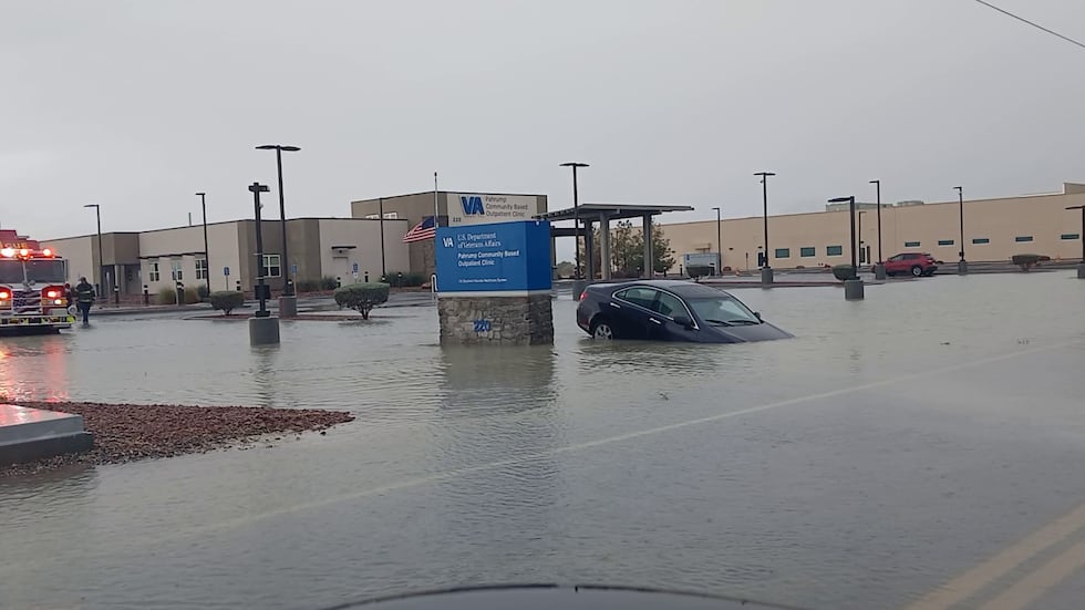 Una conductora fue rescatada sana y salva de un vehículo en Pahrump, según un informe de KPVM.