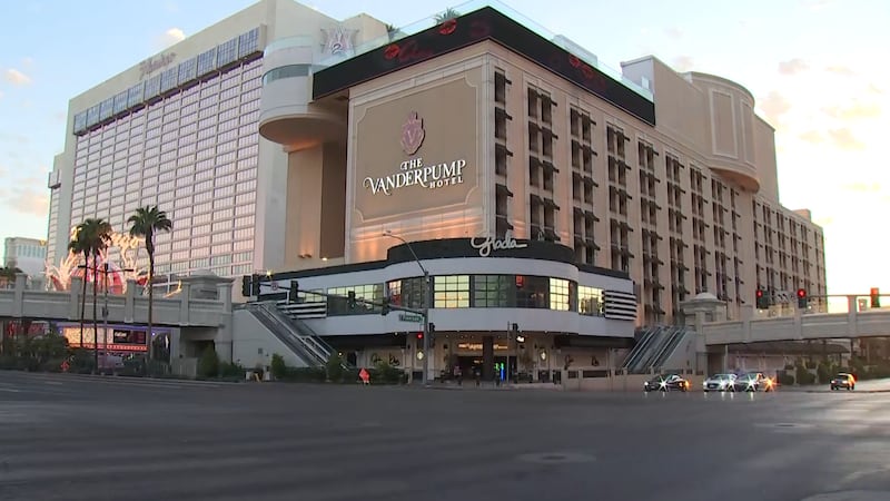 La policía de Las Vegas investiga un apuñalamiento en el hotel Vanderpump, en el Strip,...